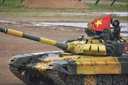 越南人民军坦克赛队做好准备参加国际军事赛会