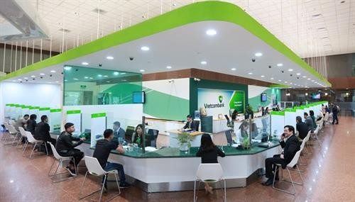 越南各家银行公布上半年财务报告 Vietcombank 银行利润位居榜首 