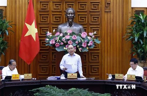 越南政府总理阮春福主持召开越共十三大经济社会小组常委会会议