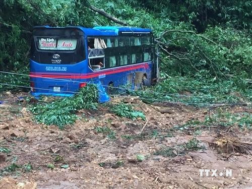 Sạt lở sau mưa lớn ở đèo Bảo Lộc khiến giao thông ùn tắc nghiêm trọng