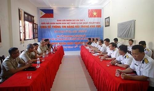 越南和菲律宾海军在双子西岛上举行交流活动