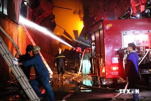 Đám cháy tại kho của Công ty Bóng đèn phích nước Rạng Đông đã được khống chế