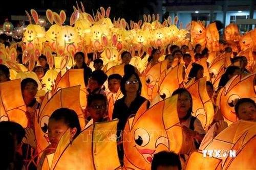  Lung linh Lễ hội rước đèn Trung Thu lớn nhất Việt Nam ở Bình Thuận