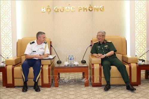 越南国防部副部长阮志咏上将会见美国驻越南大使馆国防武官