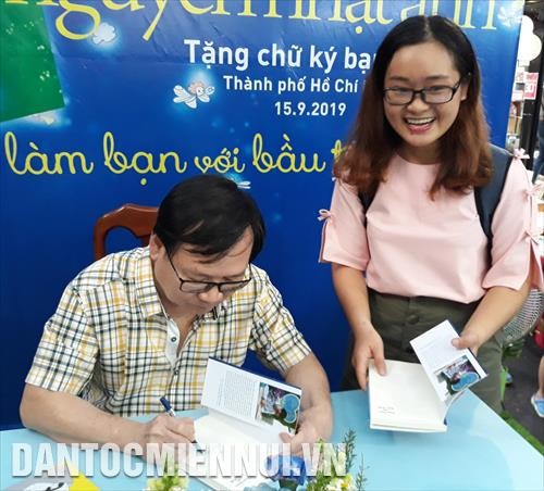 Nhà văn Nguyễn Nhật Ánh ký tặng sách "Làm bạn với bầu trời"