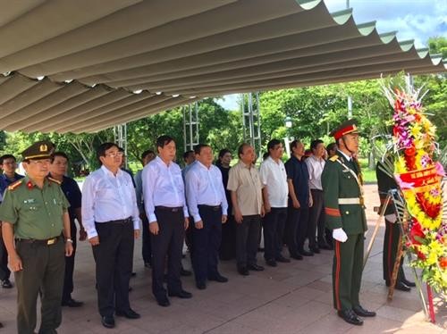 Thủ tướng Nguyễn Xuân Phúc dâng hương tưởng nhớ các Anh hùng Liệt sĩ tại Di tích Thành cổ Quảng Trị
