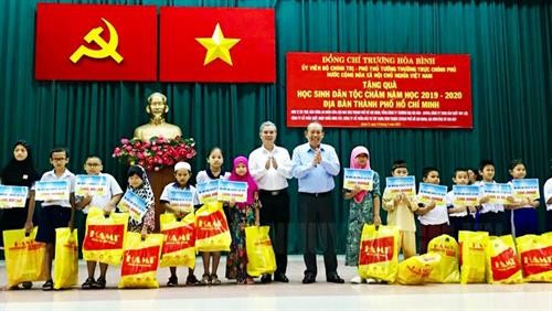 张和平副总理向胡志明市占族500名贫困学生颁发助学金