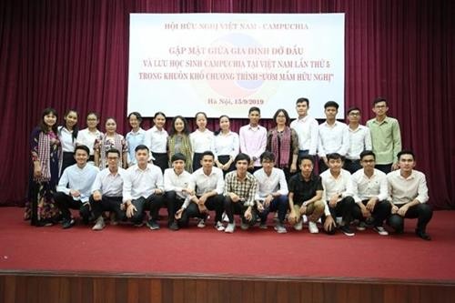 第五次越南柬埔寨留学生与寄宿越南家庭见面会在河内举行