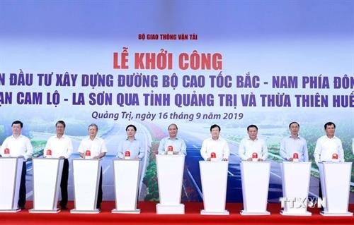 政府总理阮春福出席2017-2020年阶段东部北南高速公路甘露-罗山路段建设项目动工兴建仪式