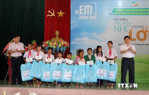 Tặng 540 suất học bổng cho học sinh nghèo hiếu học tại tỉnh Kon Tum