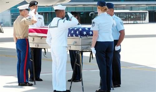 美国军人遗骸交接仪式在岘港国际机场举行