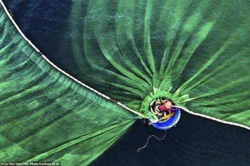 越南摄影家黎文荣作品《富安渔民》获得人与自然组冠军