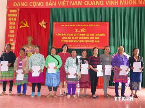 越南山萝省近300名老挝公民入籍越南