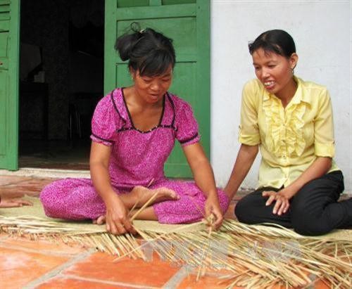 Phụ nữ Khmer vùng sâu Tân Thuận đoàn kết giúp nhau thoát nghèo