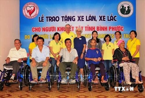 Gần 80 người khuyết tật tại Bình Phước được tặng xe lăn, xe lắc