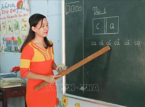 Cô giáo Chamaléa Thị Khuyên nỗ lực vận động học sinh đến lớp đều đặn