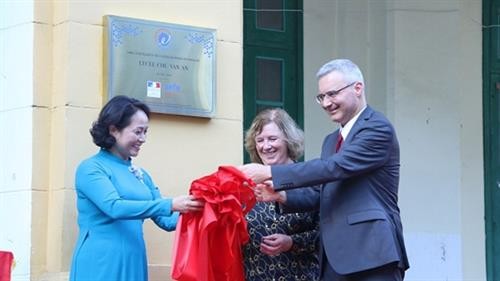 越南朱文安高中学校荣获“法国教育”标签