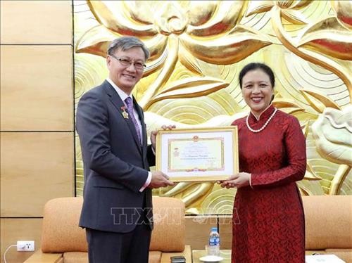 越南向老挝大使授予“致力于各民族和平友谊”纪念章