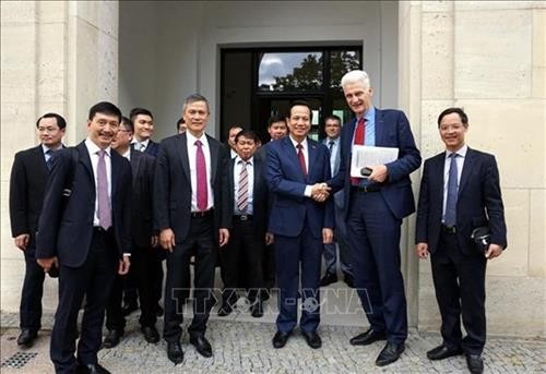 越南代表团赴德国了解双元制职业教育模式