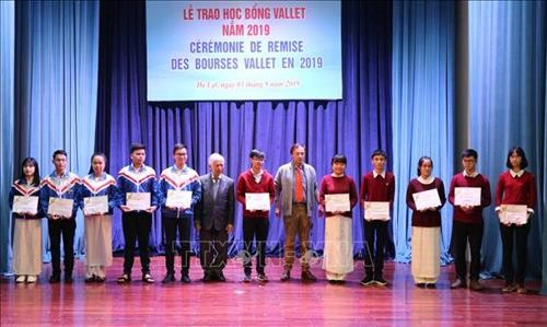 Trao tặng Học bổng Vallet cho học sinh, sinh viên xuất sắc các tỉnh miền Trung, Tây Nguyên