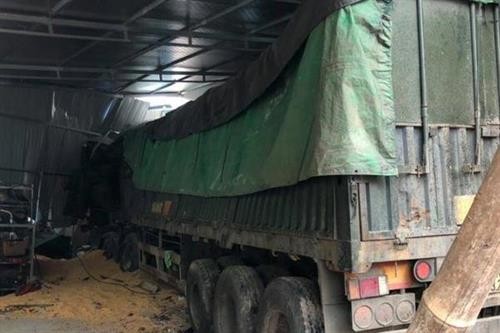 Sơn La: Xe tải lao vào nhà dân, 2 vợ chồng tử vong