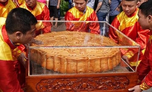 一对超大的中秋月饼破越南纪录