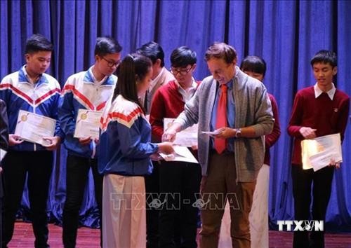 越南优秀学生荣获瓦莱奖学金