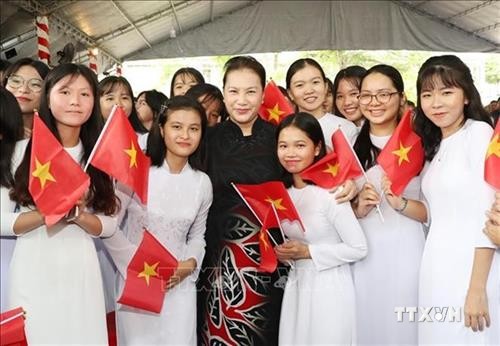 越南国会主席阮氏金银出席塔梅高中学校开学典礼