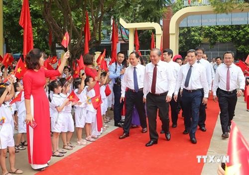 越南党和国家领导人与全国学生共迎新学年