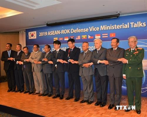 大力促进东盟与韩国全面防务合作