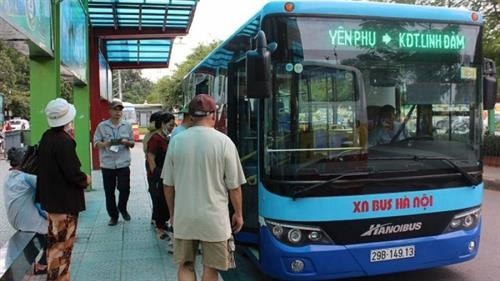 河内市民排队办理公交车免费卡