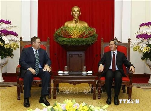 越共中央经济部长会见美国爱依斯电力公司越南市场总监