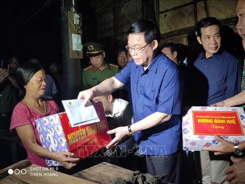 Phó Thủ tướng Vương Đình Huệ thăm, động viên nhân dân vùng lũ Quảng Bình