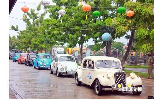 许多古董车亮相广南省会安市街道