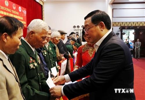 越南政府领导走访慰问少数民族同胞并送上春节慰问礼物