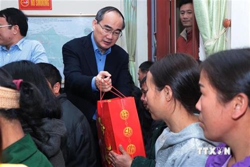 Bí thư Thành ủy Thành phố Hồ Chí Minh Nguyễn Thiện Nhân thăm, tặng quà các đối tượng chính sách, người nghèo tỉnh Bắc Kạn