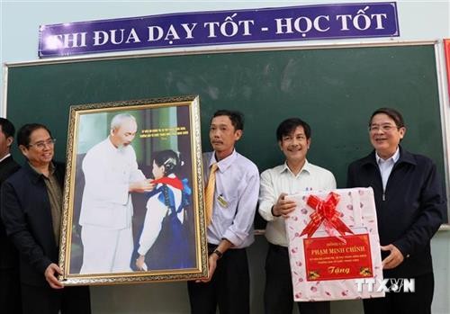 Trưởng Ban Tổ chức Trung ương Phạm Minh Chính thăm, tặng quà Tết đồng bào huyện Nam Trà My