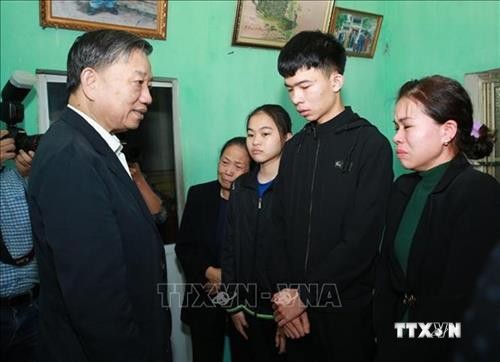 越南政府总理向同心妨碍公务案中牺牲的三名公安烈士授予“祖国记功”证书