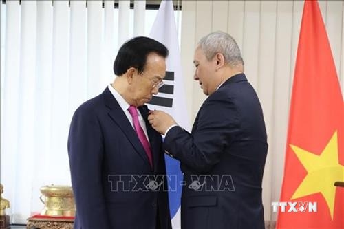 越南向原韩国庆尚北道省知事授予三级劳动勋章