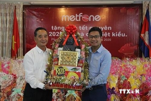 越南军队电信集团Metfone公司向越裔柬埔寨人送上春节慰问品
