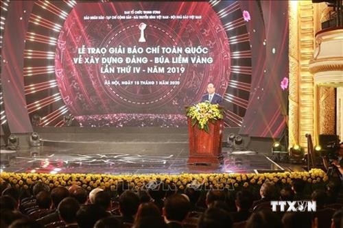 政府总理阮春福出席2019年金锤镰全国党建新闻奖颁奖仪式