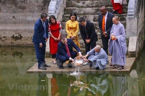 美国驻越南大使丹尼尔·克里滕布林克在河内欢度越南“灶王节”