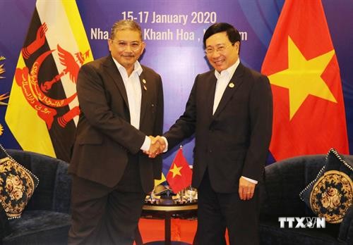 越南政府副总理兼外长范平明会见文莱外交部第二部长艾瑞万
