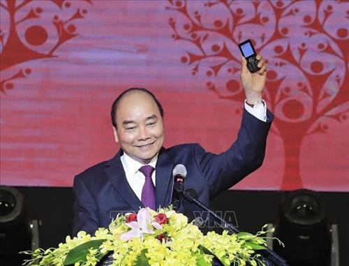 Thủ tướng Nguyễn Xuân Phúc nhắn tin ủng hộ người nghèo trong chương trình “Sức mạnh nhân đạo 2020”