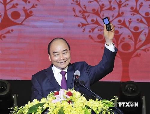 政府总理阮春福参加发短信为穷人捐款活动