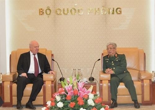 越南国防部副部长会见俄罗斯驻越大使