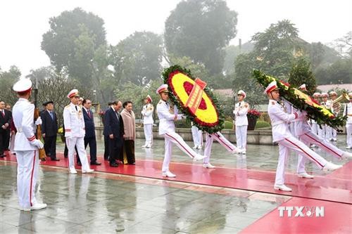 越南党和国家领导人拜谒胡志明主席陵