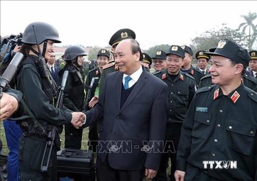 越南政府总理阮春福视察机动警察部队的战备情况