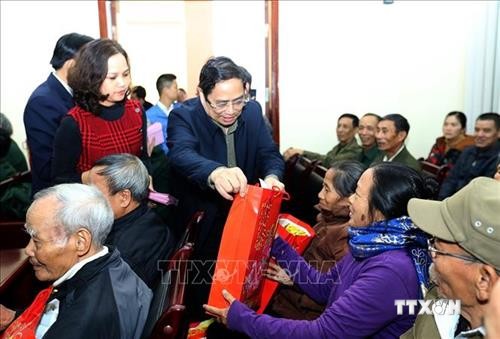 Trưởng ban Tổ chức Trung ương Phạm Minh Chính trao quà Tết tặng hộ nghèo, gia đình chính sách tại Điện Biên
