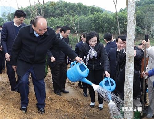 越南政府总理阮春福在安沛省发起“世代铭记胡伯伯功劳的植树节”活动
